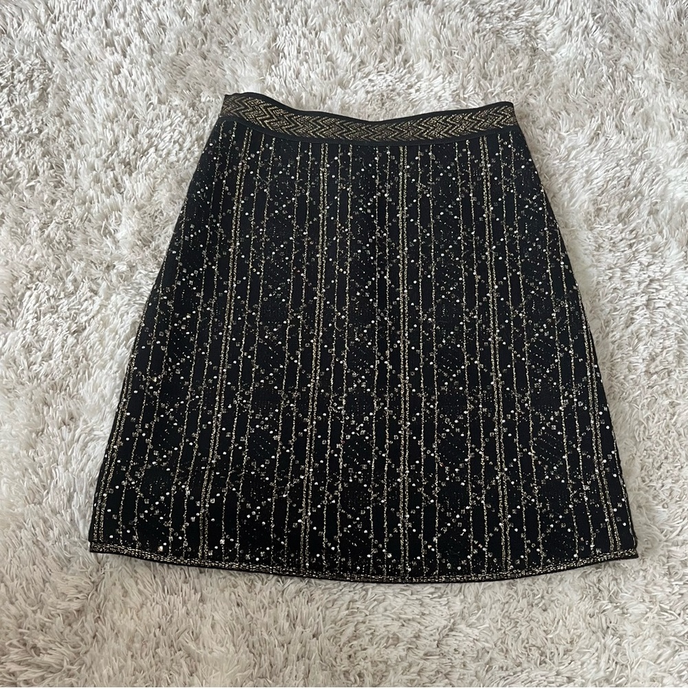 Mini skirt barely wearing, very chick, wool fabric.